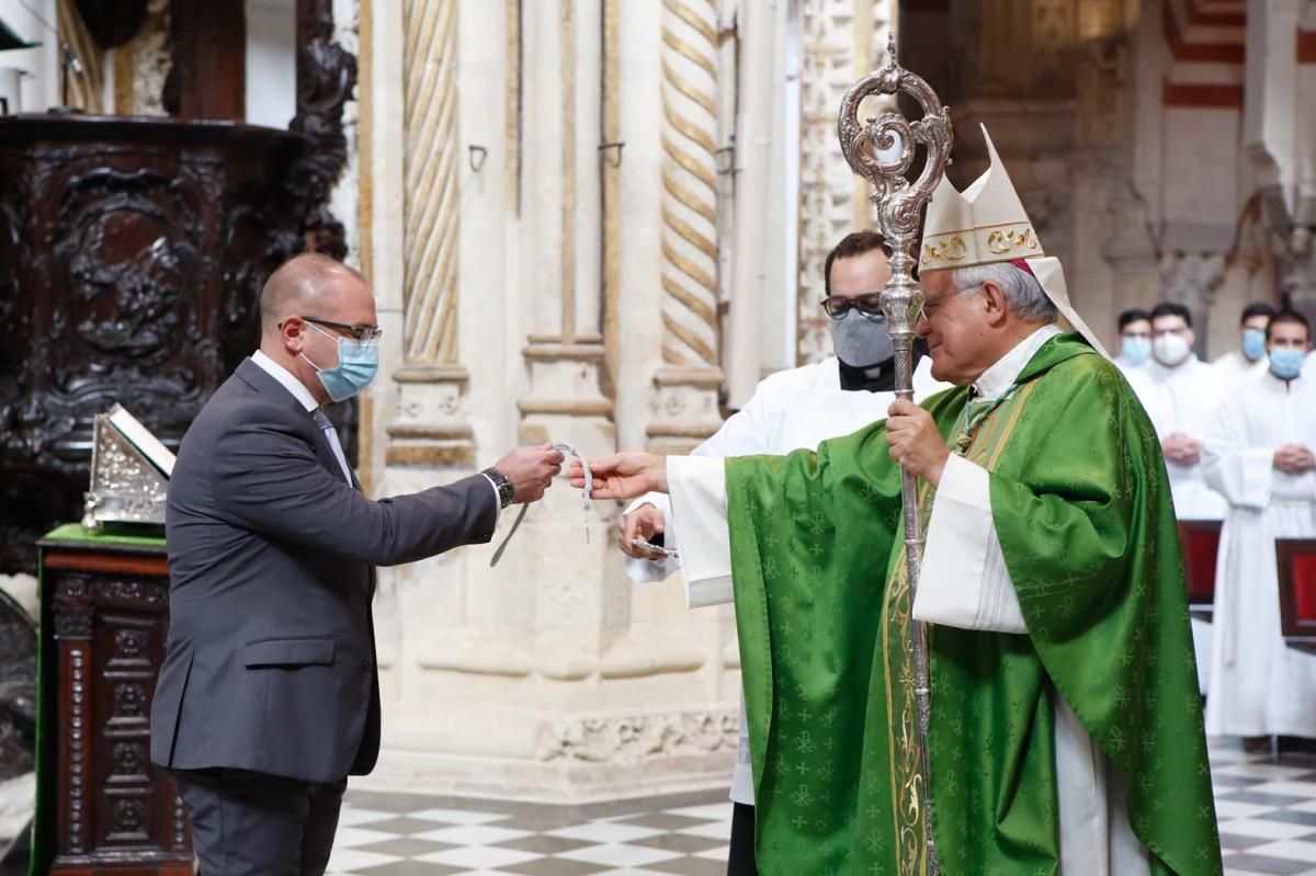 Olga Caballero y la junta directiva de la Agrupación de Cofradías toman posesión en la Catedral