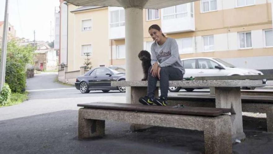 Diana, con su perro, en el núcleo de Mesoiro.