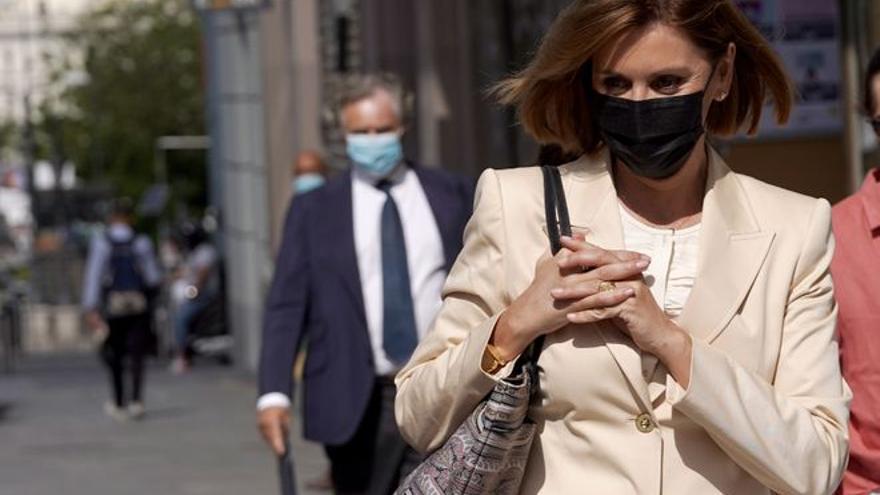 María Dolores de Cospedal al salir del Congreso el pasado día dos. Al fondo, Ignacio López, su marido, también imputado en el caso Kitchen.