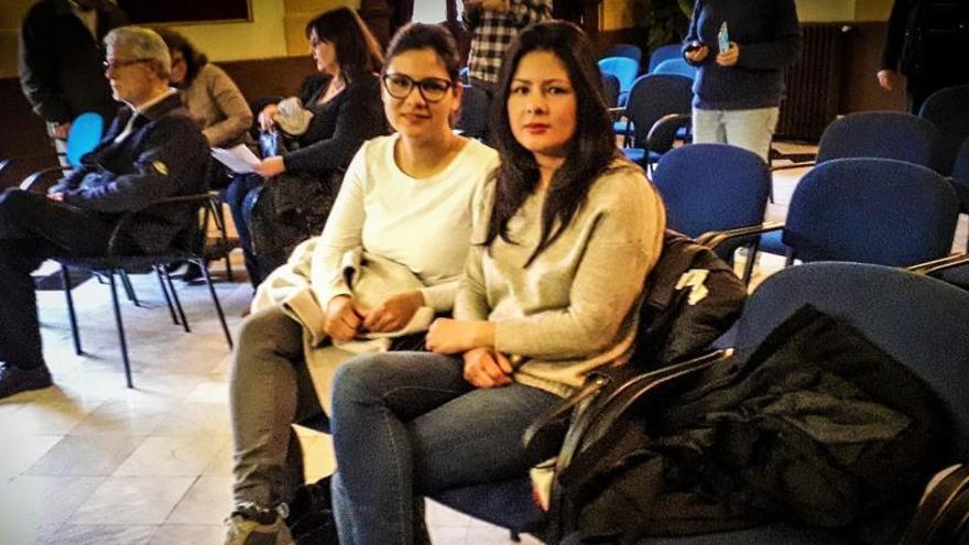 Las hermanas de Víctor Parada han asistido a la sesión plenaria en el Ayuntamiento de Alcoy