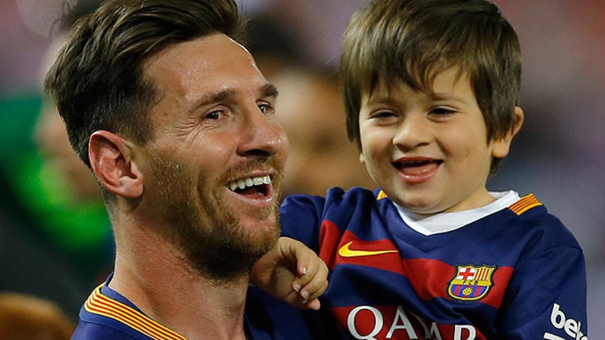 Messi, con su hijo Thiago, en la celebración de un título del Barça