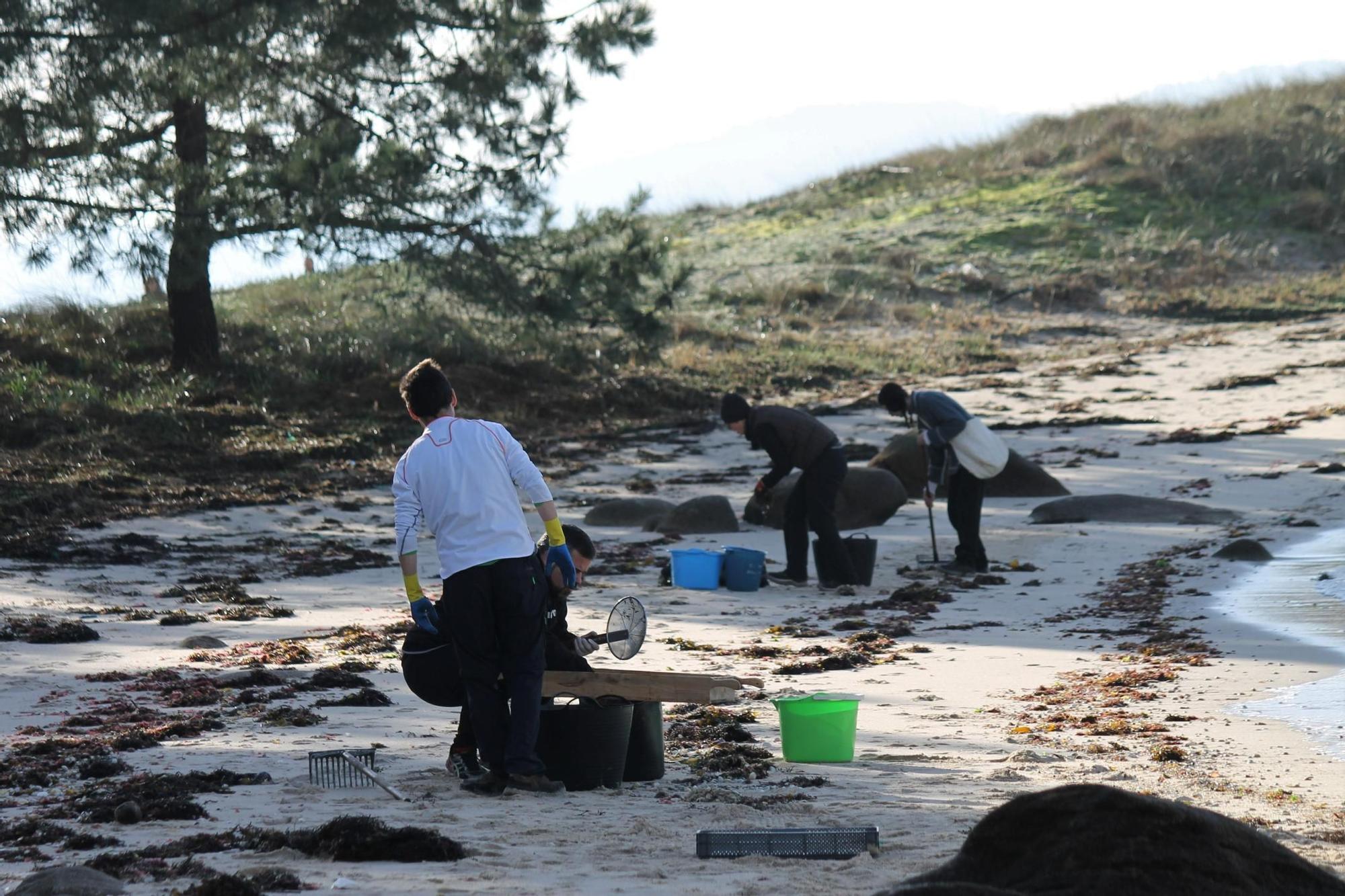Voluntarios 'luchan' contra la marea de plástico en A Illa