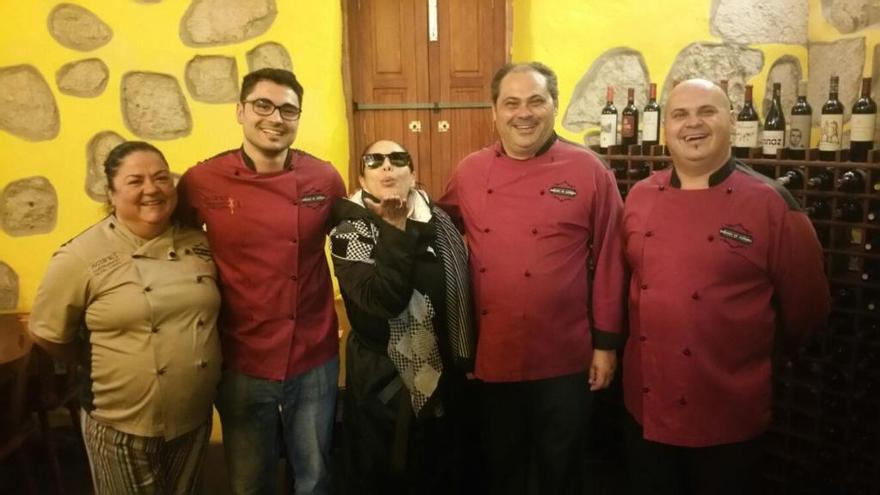 Isabel Pantoja con Marcos Santana, Goyi Castellano y los camareros.