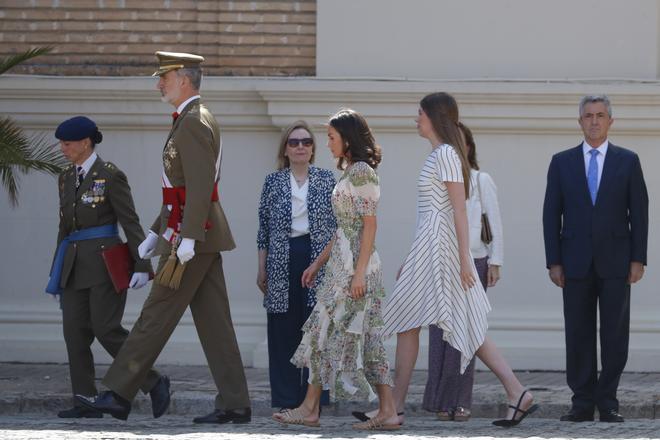 Leonor de Borbón recibe de manos del rey su despacho de alférez tras un año en Zaragoza