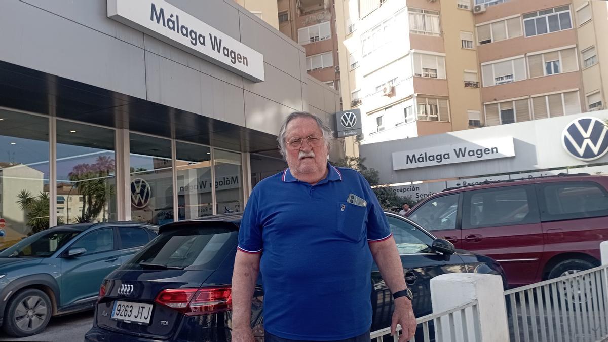 El presidente de La Luz, Juan Cortés, junto a Málaga Wagen, esta semana, a la entrada del barrio.