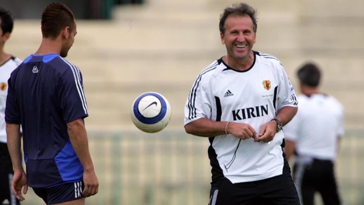 Zico, durante una sesión preparatoria cuando era seleccionador de Japón