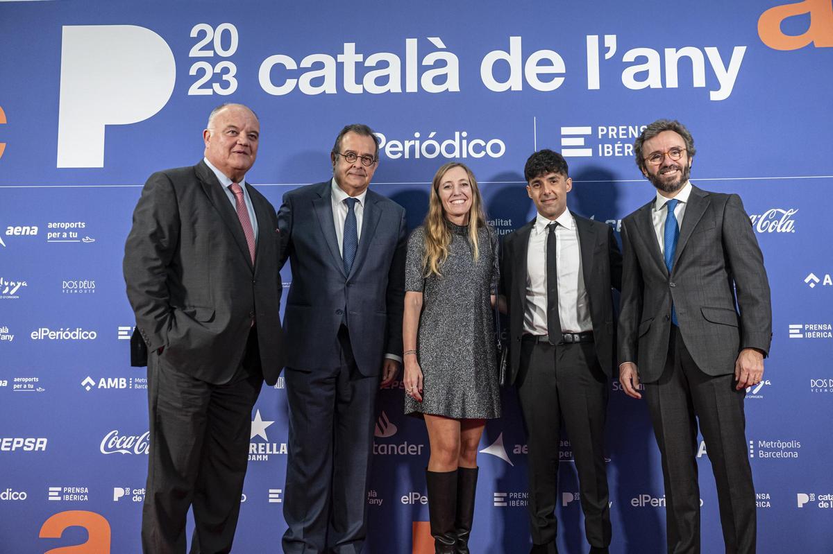 Sergi Loughney, director de relaciones internacionales de Fundación La Caixa; Albert Sáez, director de EL PERIÓDICO; Usoa Arregui; Antonio Díaz, El Mago Pop, y Aitor Moll, consejero delegado de Prensa Ibérica.