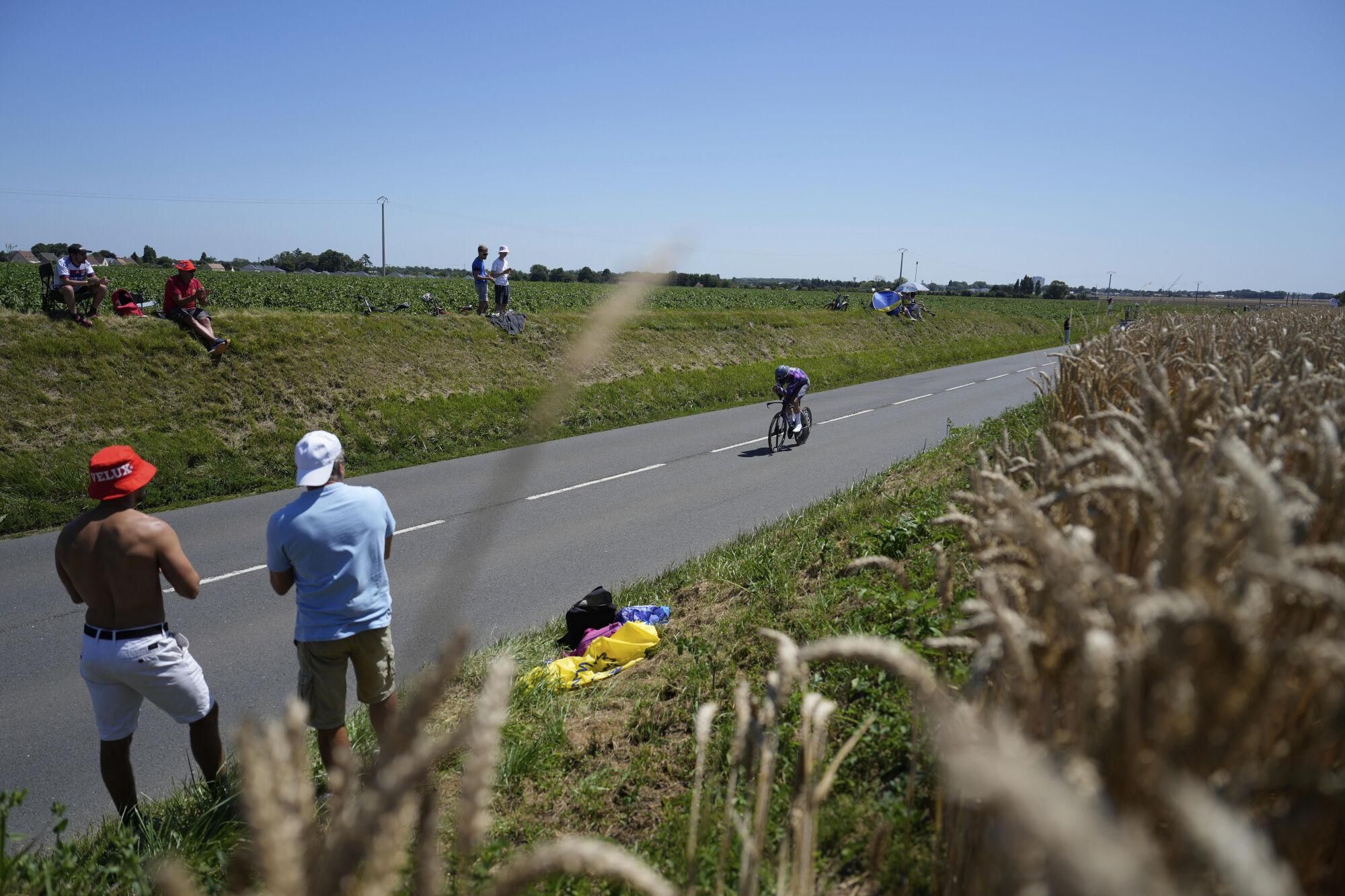 Netherlands' Elmar Reinders competes during the fifth stage of the Tour de France cycling race, an indivdual time-trial over 33 kilometers (20.5 miles) with start and finish in Caen, France, Wednesday, July 9, 2025. (AP Photo/Mosa'ab Elshamy) associated Press / LaPresse Only italy and spain. EDITORIAL USE ONLY/ONLY ITALY AND SPAIN