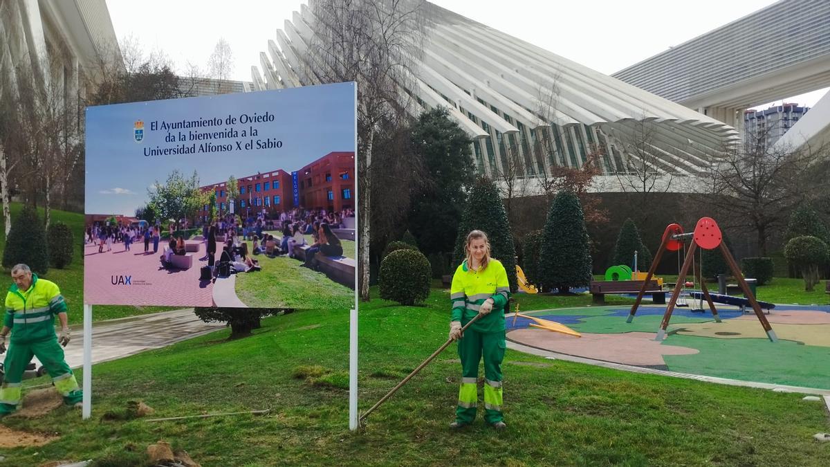 Aldara Blanco, trabajadora de Parques y Jardines, junto al cartel colocado junto al Calatrava.
