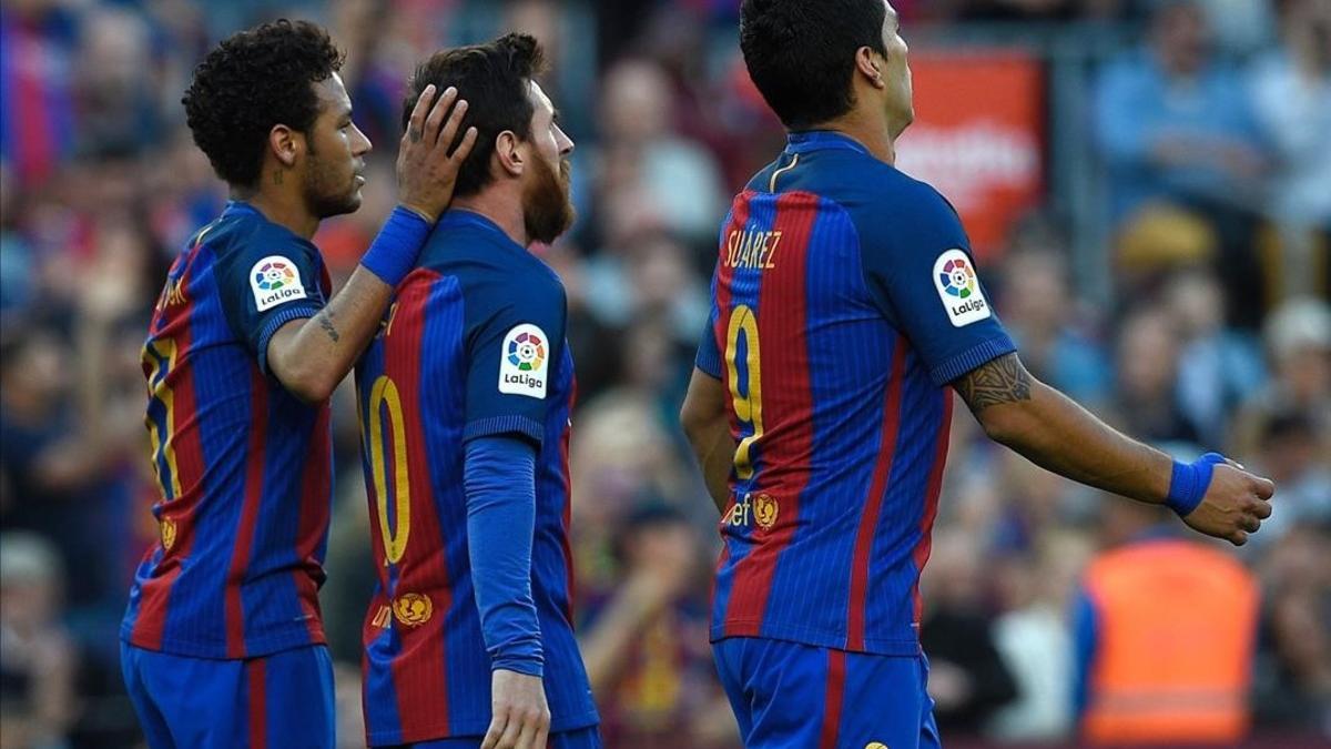 Neymar, Messi ySuárez, tras celebrar uno de los cuatro goles del Barça al Villarreal.