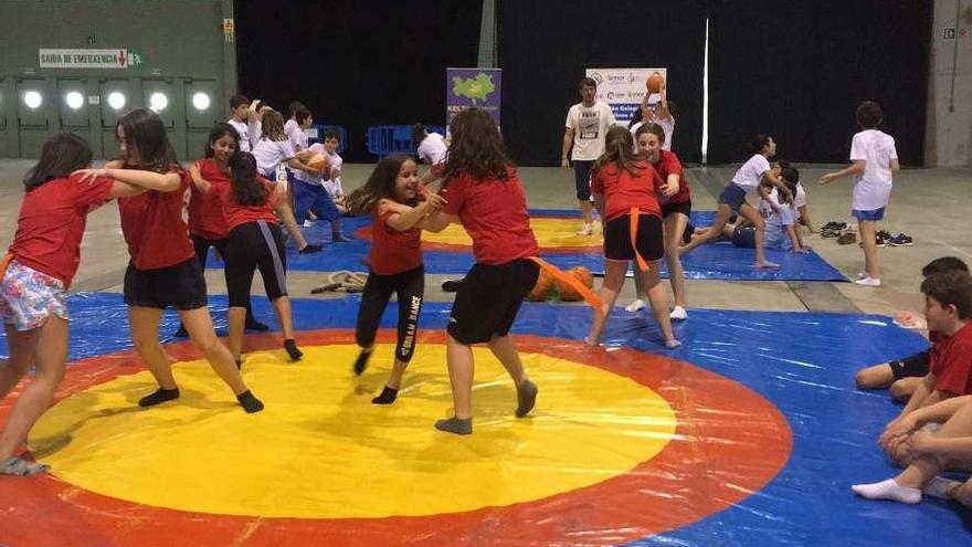 Escolares de toda Galicia participaron en el programa Xogaloita en la Semana Verde de Silleda.