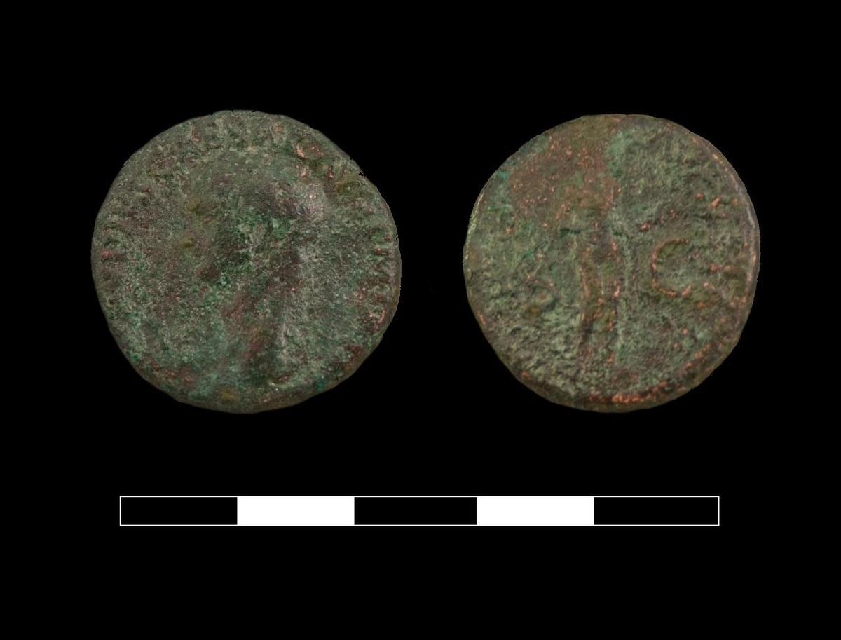 Anverso y reverso de la moneda romana de la época del emperador Claudio, hallada en Cova Dones.