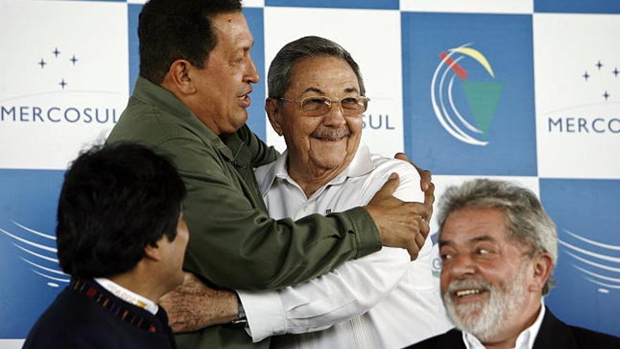 El presidente de Venezuela, Hugo Chávez, abraza a  Raúl Castro, ante la mirada de los mandatarios de Bolivia, Evo Morales y de Brasil, Luiz Inácio Lula da Silva,