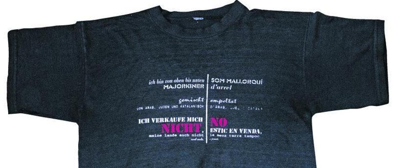 Mit diesem T-Shirt protestierten vor 25 Jahren viele Mallorquiner gegen den Ausverkauf an die Deutschen.