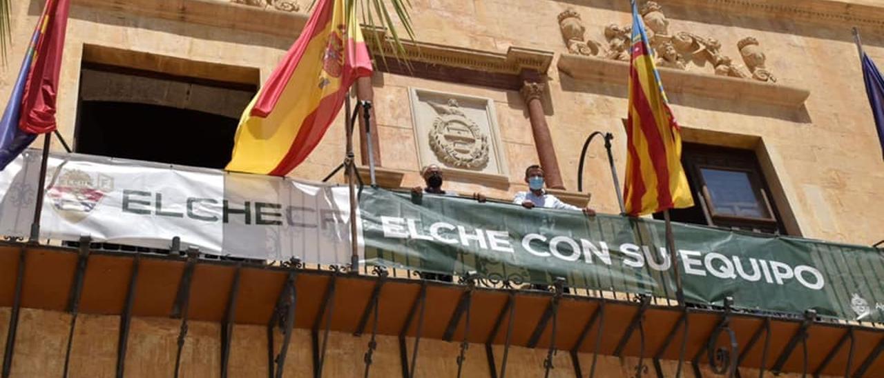 Pancarta de apoyo al equipo colgada en el balcón principal del Ayuntamiento de Elche