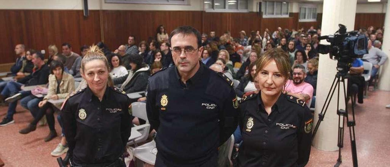 El jefe de Seguridad Ciudadana, José Manuel Barbero, con la oficial Lorena Peláez (i.) y la subinspectora Teresa Ramos, en el IES O Couto. // Iñaki Osorio
