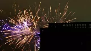 Unos "espectaculares" fuegos artificiales iluminan de rojo pasión el Centro Asturiano antes del día grande de sus fiestas