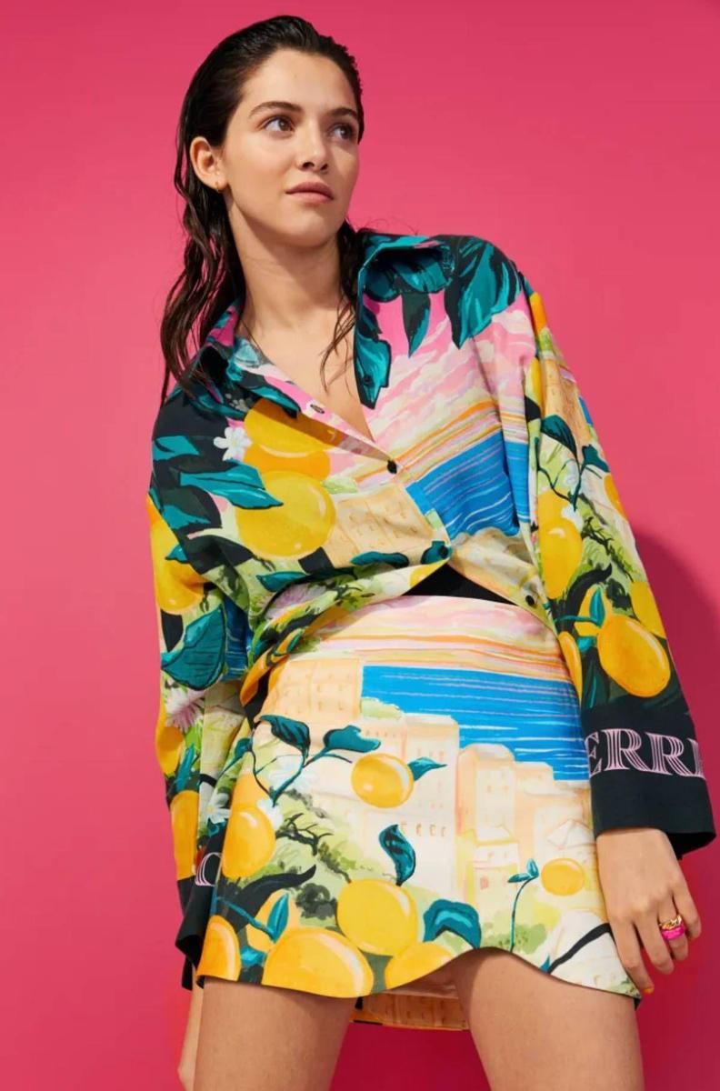 Conjunto estampado de blusa y minifalda, de H&M