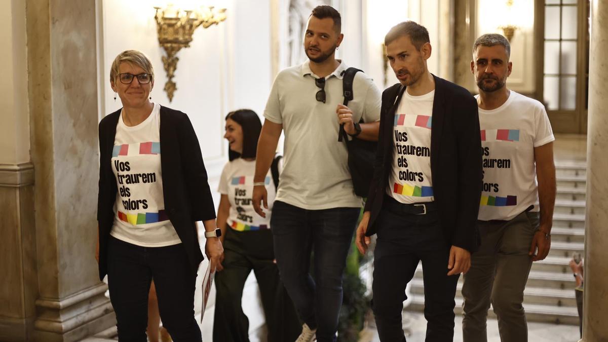 Los concejales de Compromís acceden al hemiciclo con sus camisetas LGTBi.