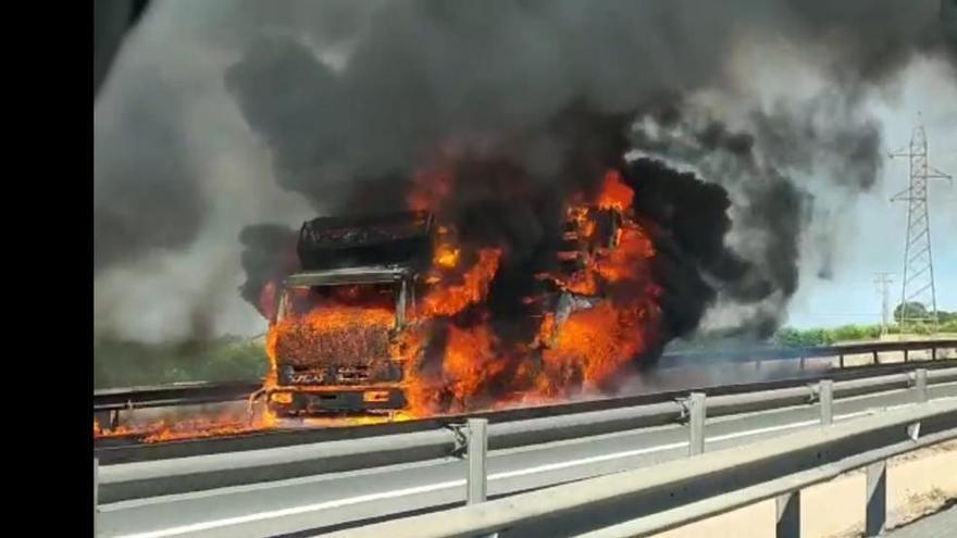 Un camión, envuelto en llamas en la A-7 a la altura de Santomera