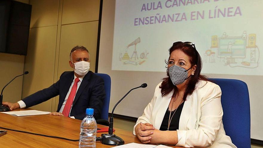 El presidente del Gobierno de Canarias y la consejera de Educación durante la presentación de la plataforma.