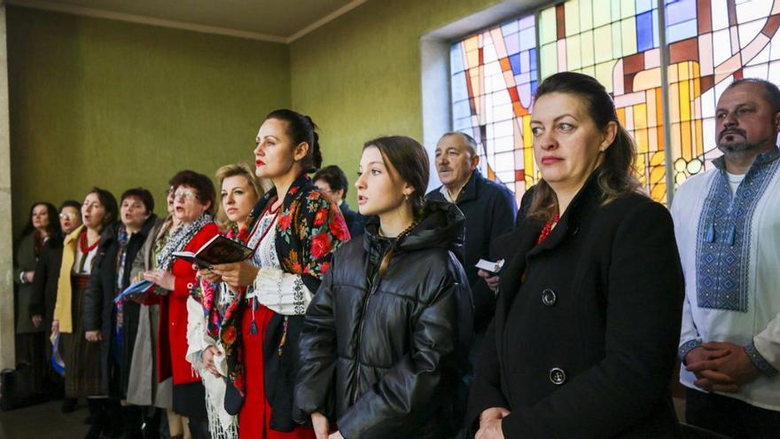 La comunidad ucraniana en Asturias despide la Navidad en el Naranco cantando por la paz