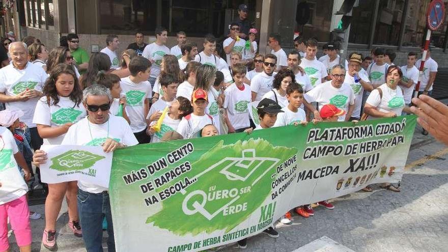 En la parte superior, un momento de la concentración. A la izquierda, varios jóvenes juegan al fútbol en la avenida de la Habana.