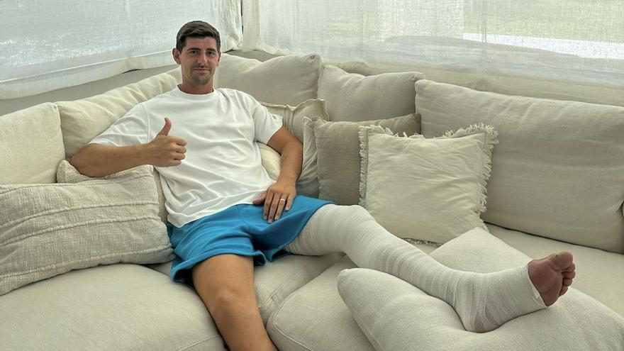 Thibaut Courtois posa en su casa con la pierna completamente vedada tras la lesión. |  // COURTOIS