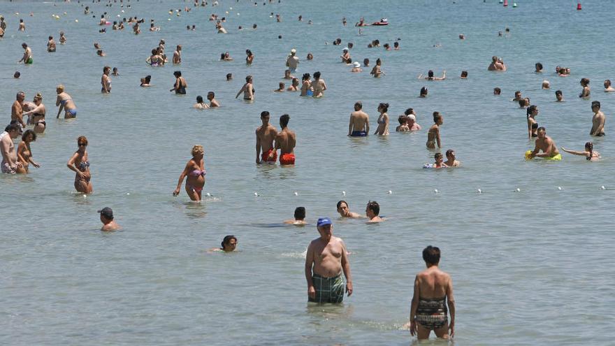 Bañistas en la playa del Postiguet de Alicante