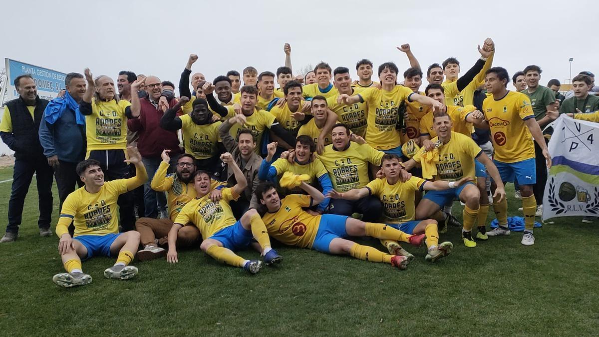 Los jugadores del Robres celebran el título en el campo de San Blas.