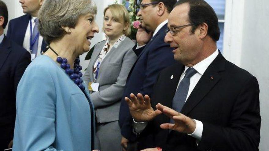 Theresa May i François Hollande conversen durant la cimera informal dels 28 a La Valleta