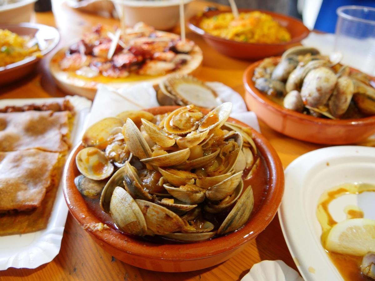 Almejas a la marinera y otras raciones.