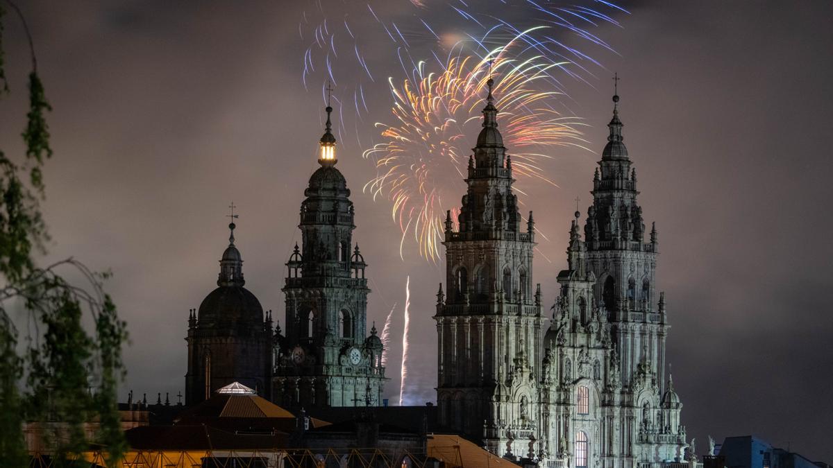 Vista de fuegos artificiales durante los Fuegos del Apóstol en las Fiestas del Apóstol Santiago 2024, a 24 de julio de 2024, en Santiago de Compostela, A Coruña, Galicia (España).