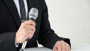 Un intérprete con un micrófono