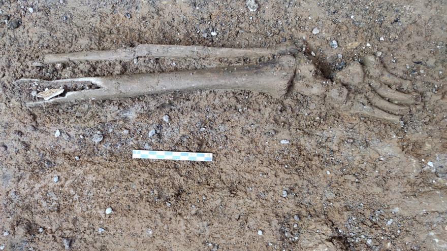 Hallan restos humanos de época islámica en unas obras de empedrado de la calle Càrritx de Pollença