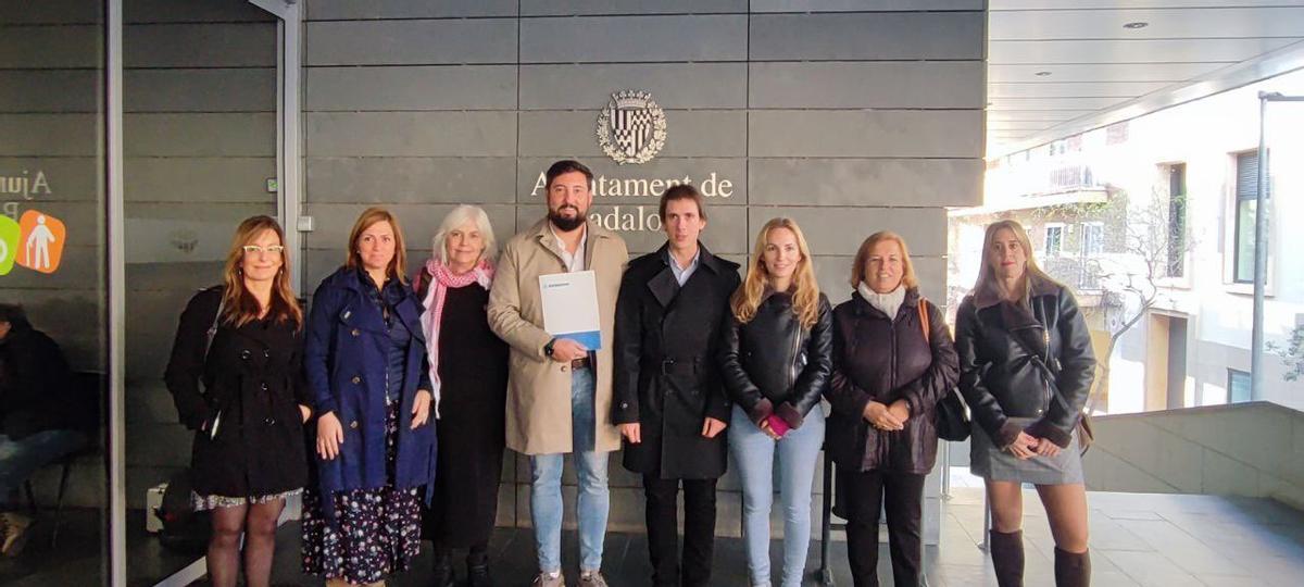 La oposición en bloque de Badalona, a las puertas del edificio municipal del Viver, antes de registrar la convocatoria del Pleno extraordinario