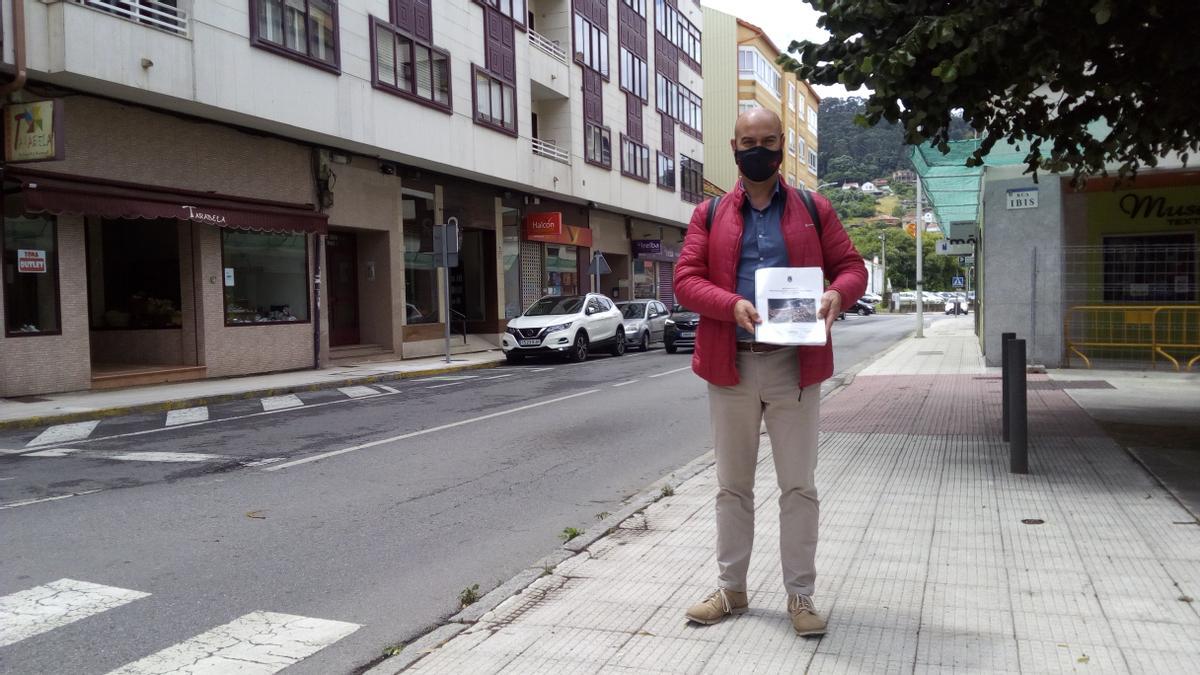 El alcalde de Bueu en la calle Pazos Fontenla, con el proyecto entregado a la Consellería de Infraestruturas y Augas de Galicia.
