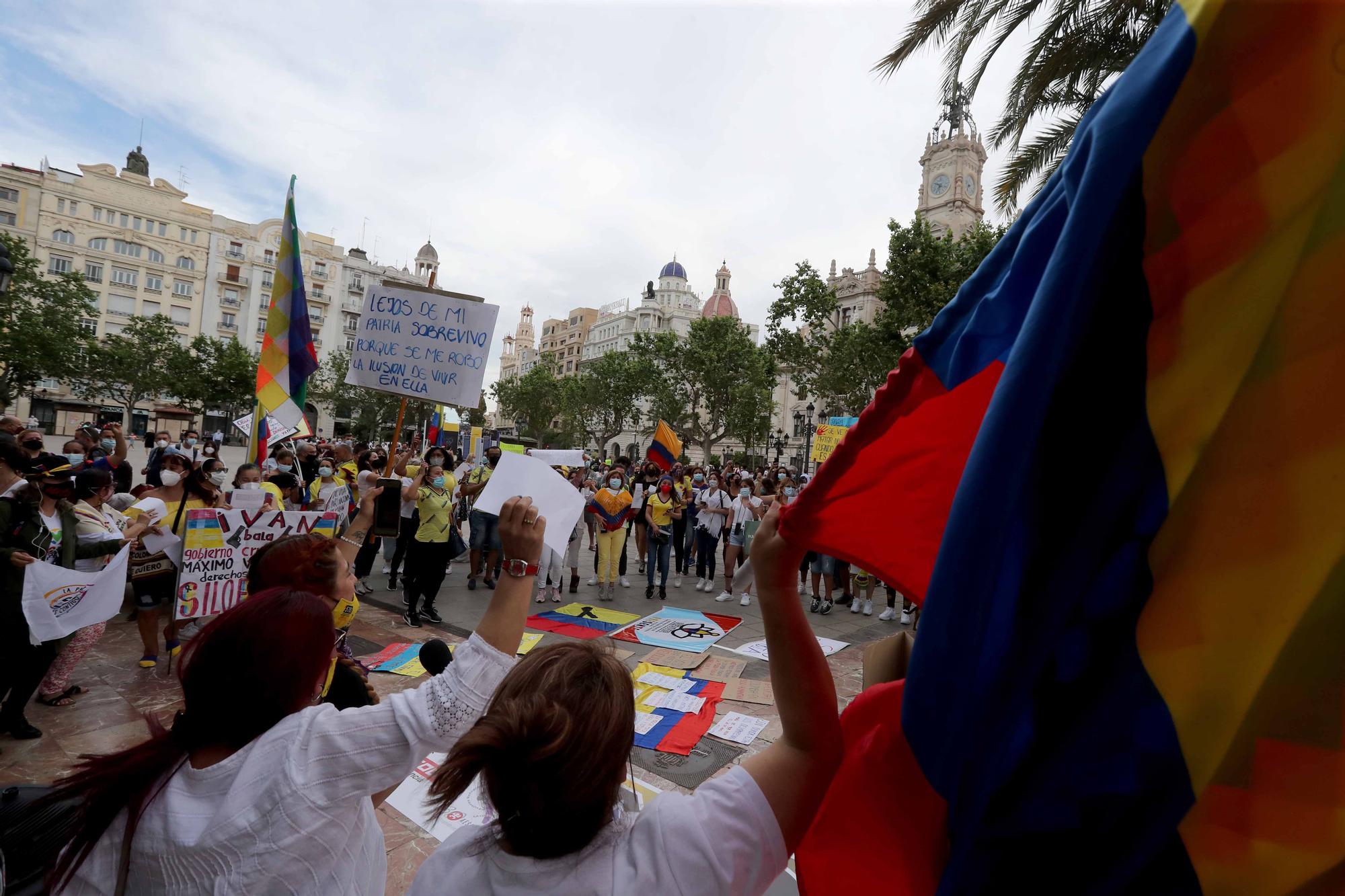 Diversos colectivos denuncian en València la "represión" de Colombia a las concentraciones por la paz