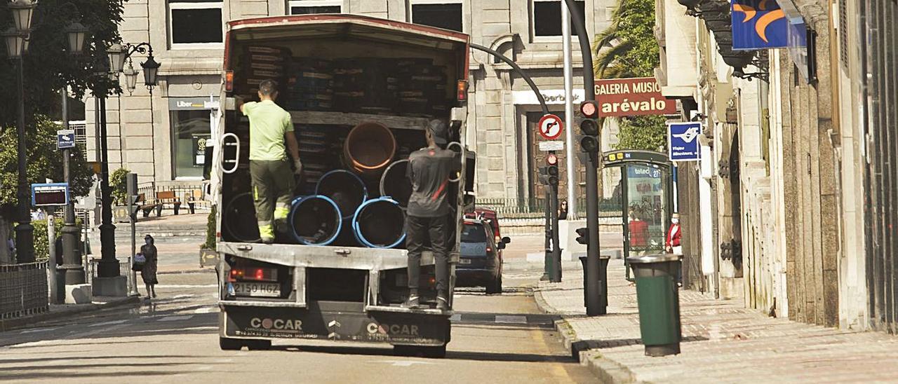 Reparto de cubos de basura en Oviedo.