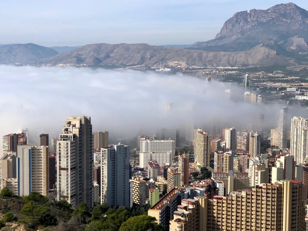 La niebla devora los rascacielos de Benidorm