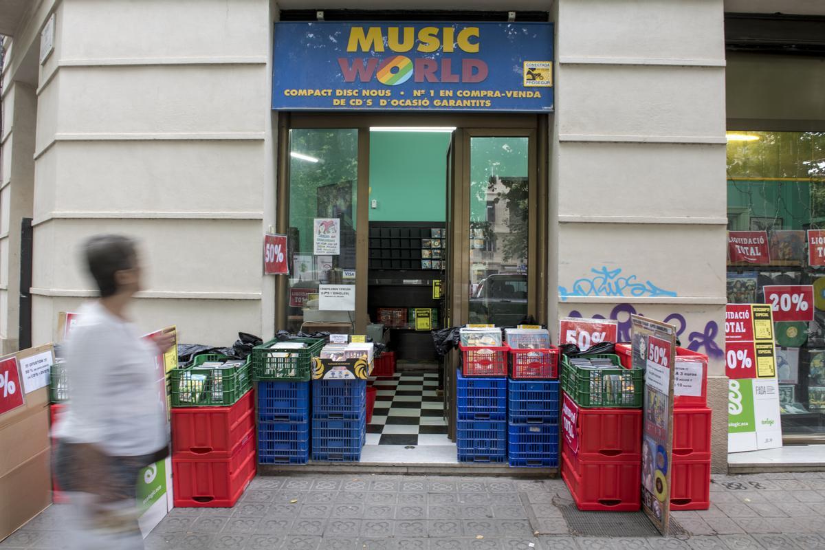 Tanca la botiga de discos Music World: «No pleguem, ens fan plegar»