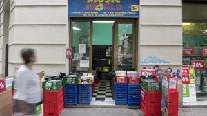 Exterior de la tienda de discos Music World que baja la persiana definitivamente este junio.