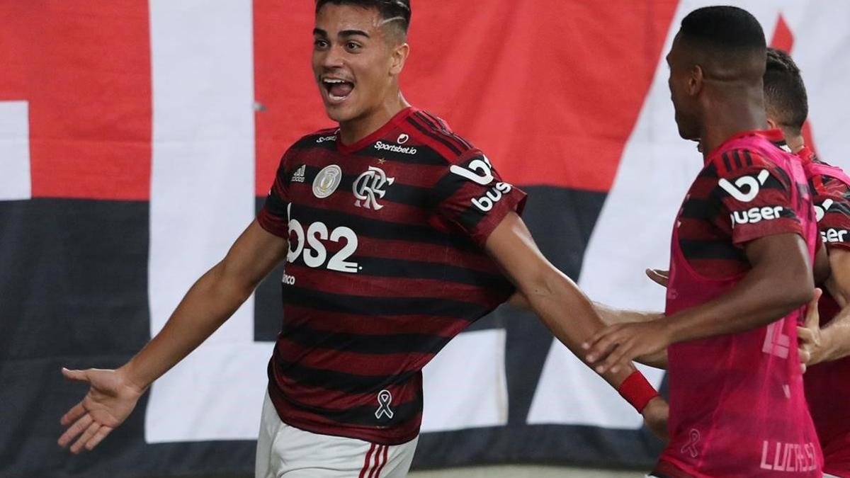 Reinier celebra un gol con la camiseta del Flamengo