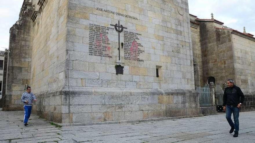 Fachada de la ex colegiata de Cangas con los símbolos franquistas. // Gonzalo Núñez