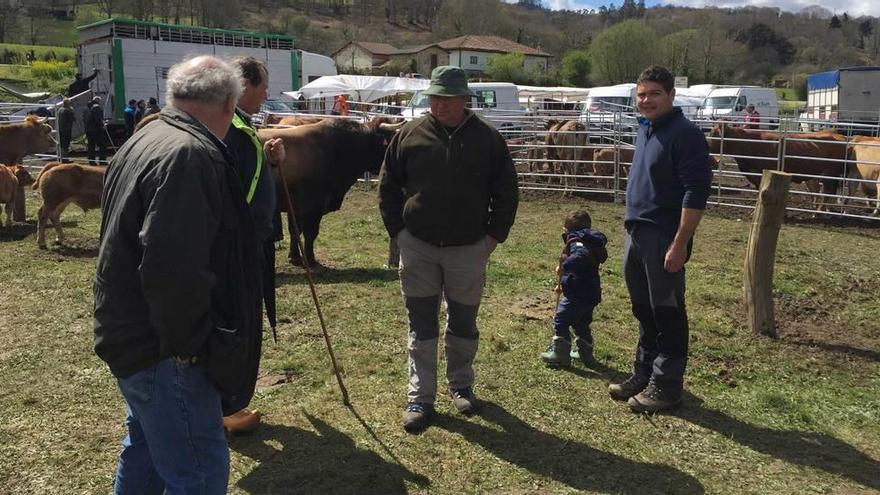 Asistentes a la feria, ayer, en Sevares.