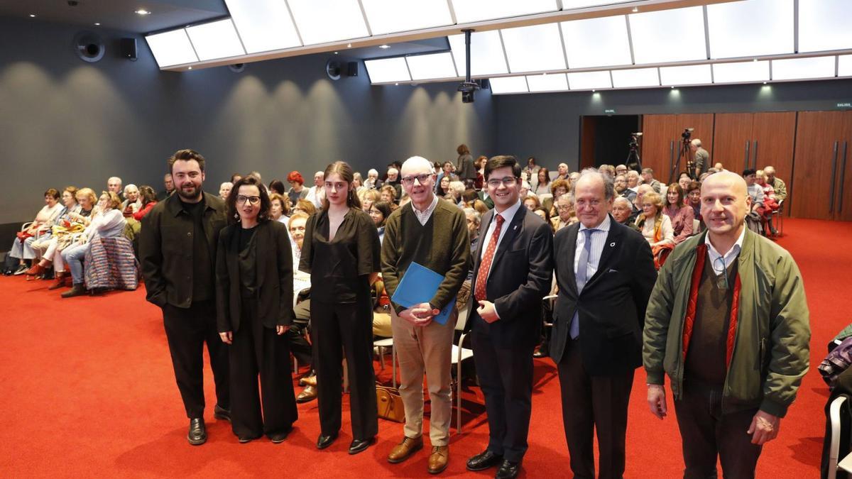 De izquierda a derecha, Marcos Suárez, Paula Raposo, Ángela Riestra, Adolfo Domingo, Ramón Sobrino Cortizo, Juan Carlos Rodríguez-Ovejero y Celestino Varela, ayer, en el Club. | F. RODRÍGUEZ