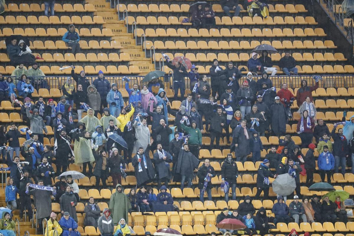 Aficionados del Espanyol, bajo la lluvia.