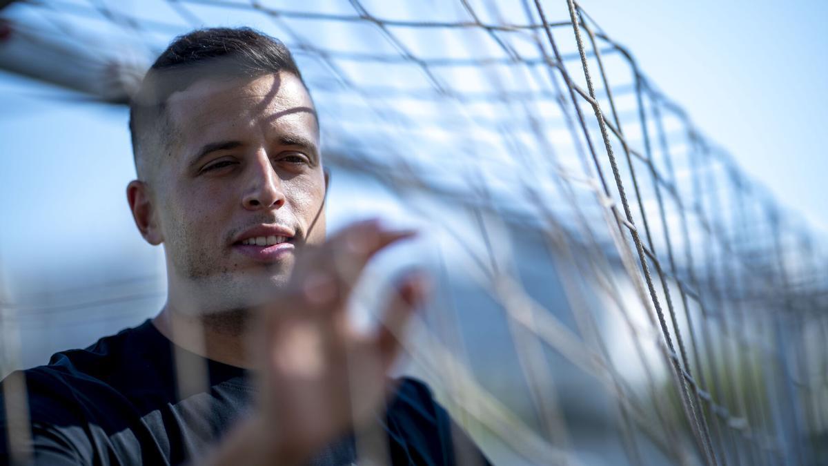 Barcelona. 07.08.2026. Deportes. El árbitro catalán de primera división, Víctor García Verdura, fotografiado revisando la red de una de las porterías en el campo del Atlètic Masnou. Fotografía de Jordi Cotrina