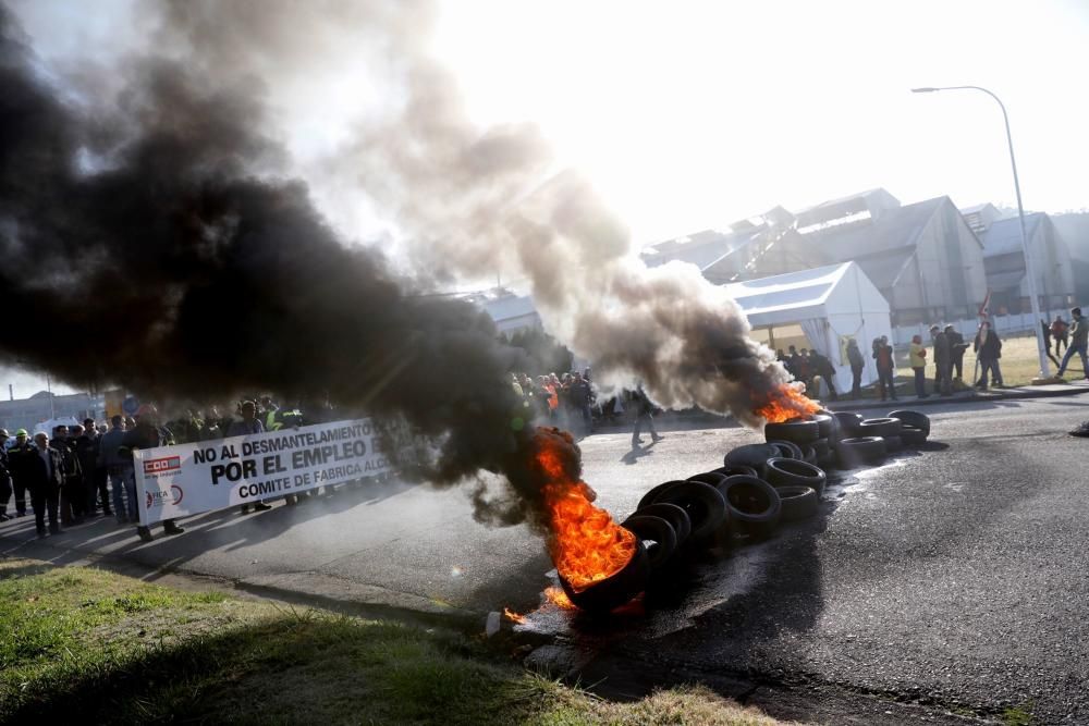 Barricada a las puertas de Alcoa: los trabajadores se concentran delante de la fábrica