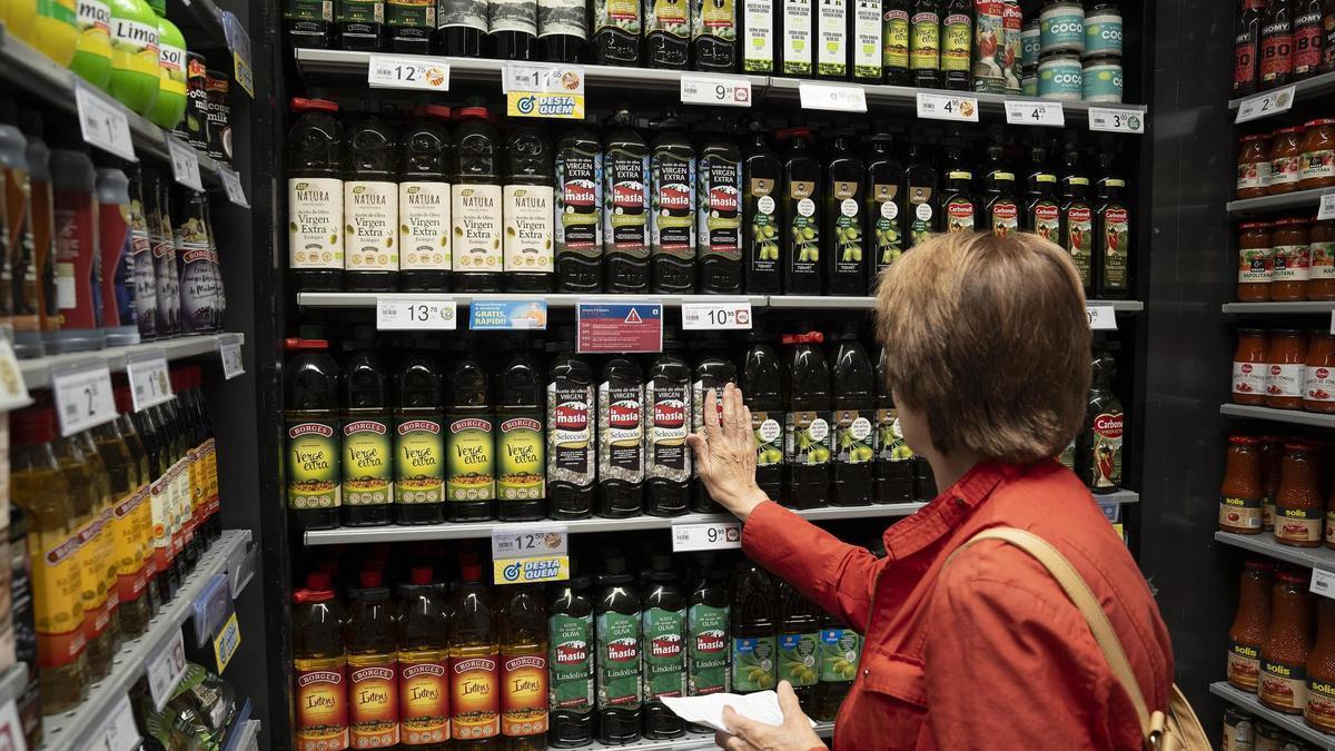 Una mujer compra aceite en un supermercado de Barcelona.